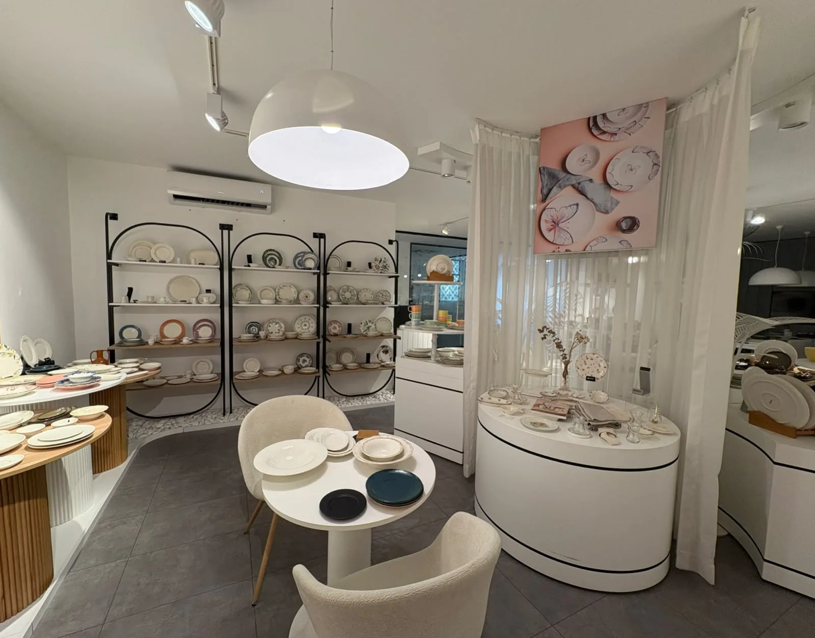 Porser showroom: raflarda koleksiyonlar ve sunum köşesi